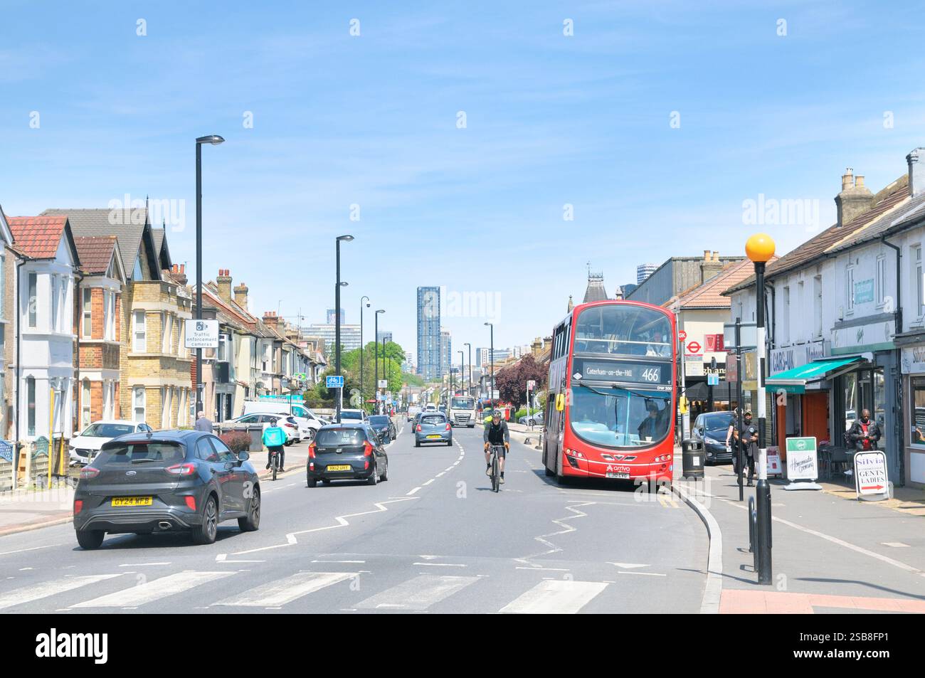 Verkehrsträger auf der Brighton Road, einem Hauptkorridor, der das Stadtzentrum von Croydon mit dem Süden des Stadtteils verbindet. South Croydon, England, Großbritannien. ULEZ Stockfoto