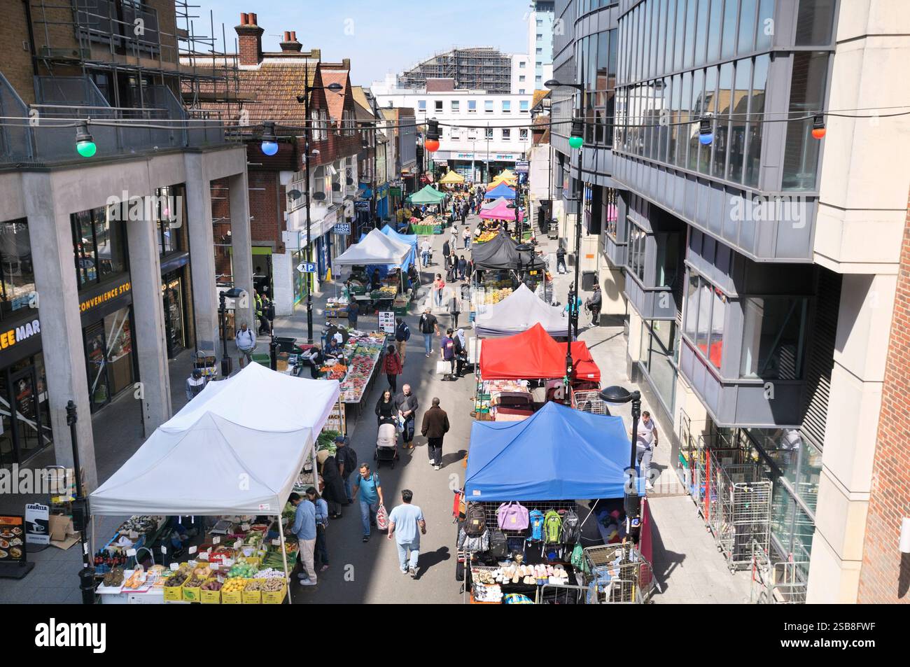 Der Surrey Street Market ist einer der ältesten Straßenmärkte Großbritanniens und wird seit 1276 gehandelt. Croydon, England, Großbritannien. Obst- und Gemüsemarktstände Stockfoto