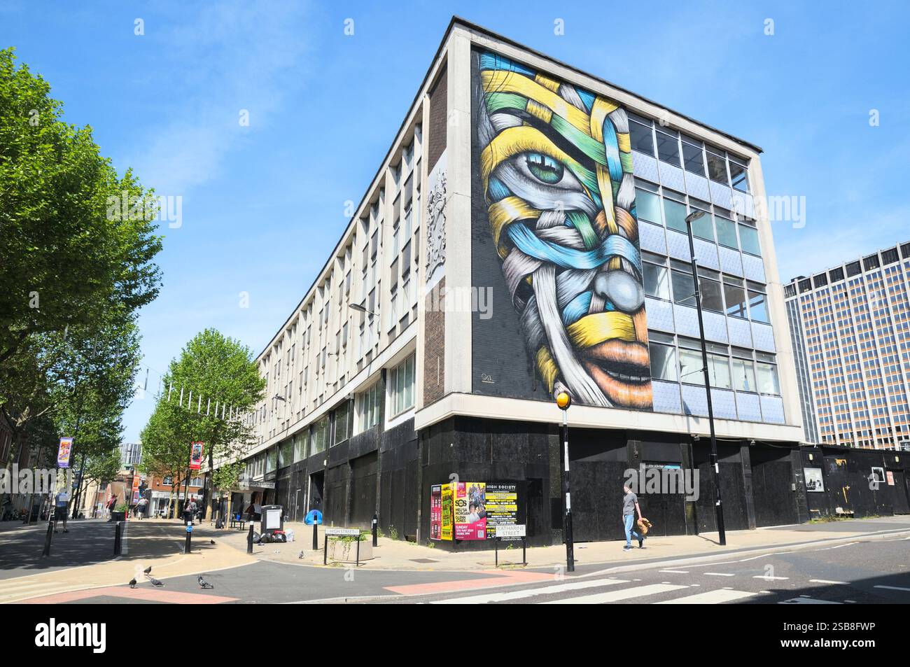Farbenfrohes Wandgemälde eines Frauengesichts des chilenischen Künstlers Otto Schade namens „ihre Heimatstadt“ an der Seite eines Gebäudes in Croydon, England, Großbritannien Stockfoto