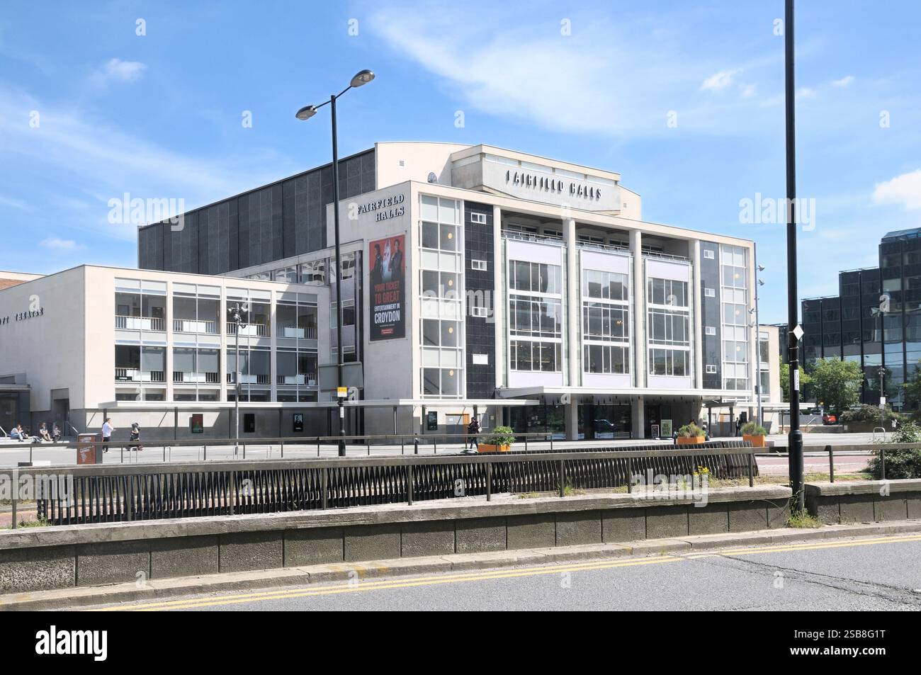 Fairfield Halls, ein Kunstzentrum mit mehreren Veranstaltungsorten im London Borough of Croydon, Großbritannien. 2024 wurde das Gebäude umfangreich renoviert und 2019 wieder eröffnet Stockfoto