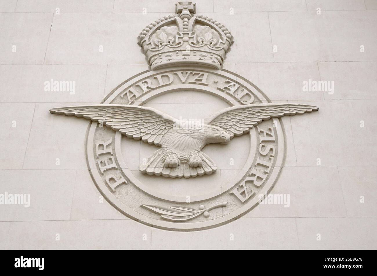 Wappen der Royal Air Force an der Wand mit dem lateinischen RAF-Motto „per Ardua Ad Astra“, was „durch Widrigkeiten zu den Sternen“ bedeutet. Bomber Command Memorial, London Stockfoto