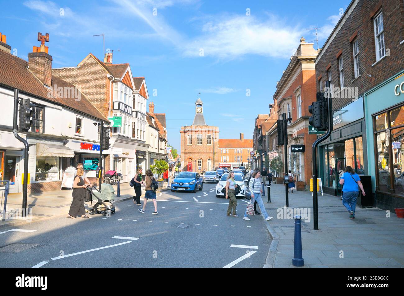 Blick auf die Reigate High Street in Richtung des Alten Rathauses. Eine wohlhabende Marktstadt in Surrey mit zahlreichen unabhängigen Geschäften. England, Großbritannien. Hauptstraßen Stockfoto