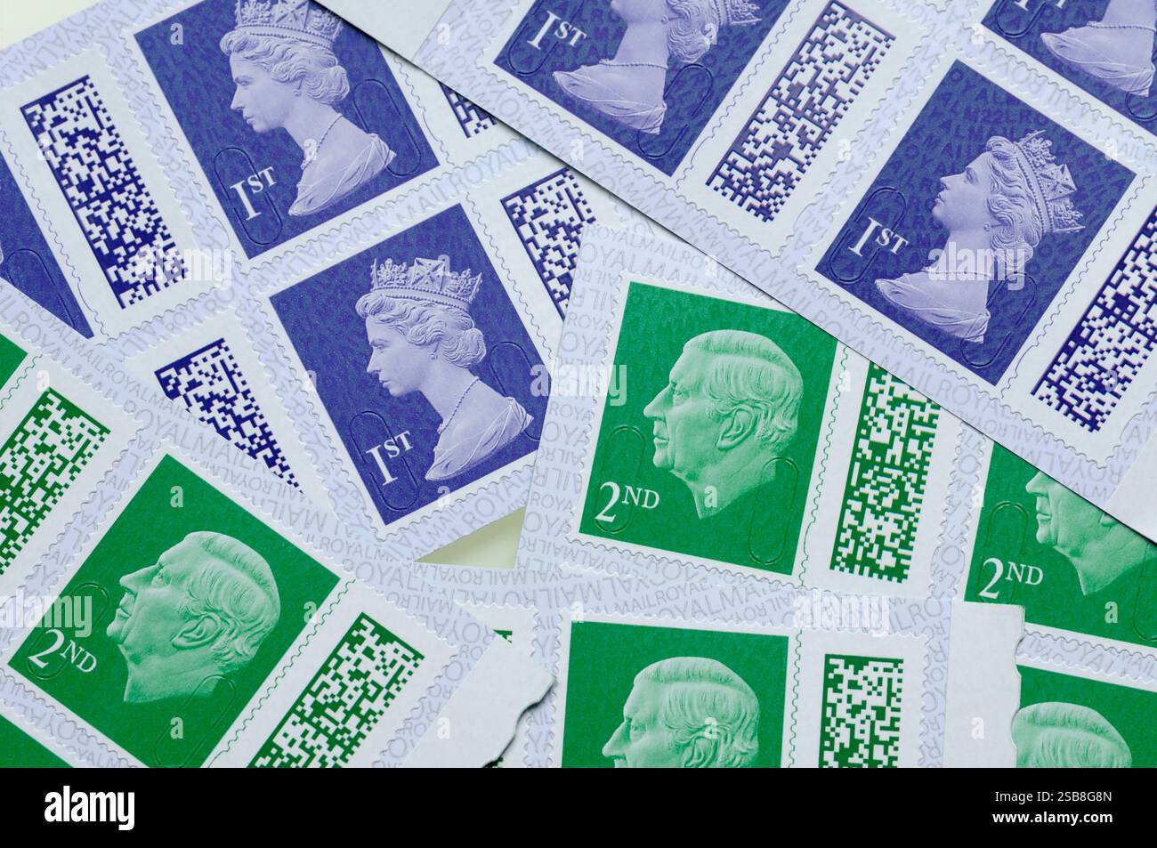 Royal Mail Briefmarken erster und zweiter Klasse mit Barcodes. Der Strichcode-Stempel wurde erstmals im Februar 2022 eingeführt. England, Großbritannien. 1. 2 Stockfoto