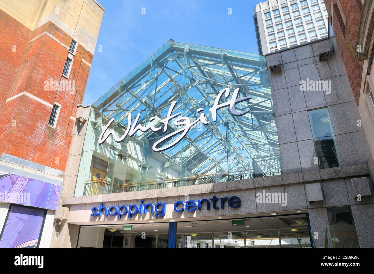 Logo über dem Haupteingang des Whitgift Shopping Centre im London Borough of Croydon, Greater London, England, UK. 2024. Einkaufszentren. Stockfoto