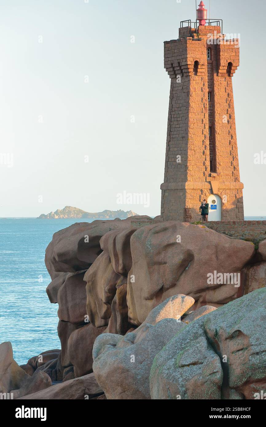 257 der Mean Ruz - Red Stone - Leuchtturm an der Pink Granit Coast bei Sonnenaufgang, Markierung des Meerpasseingangs zum Hafen von Ploumanac'h. Bretagne-Frankreich Stockfoto