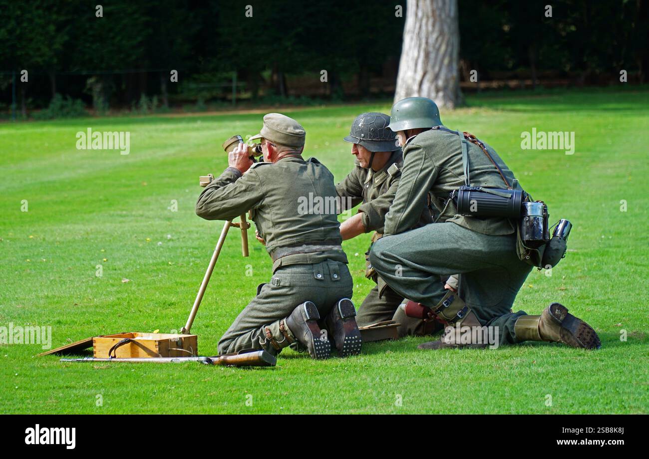 Drei Männer in deutscher Uniform des Zweiten Weltkriegs mit Mörser Stockfoto