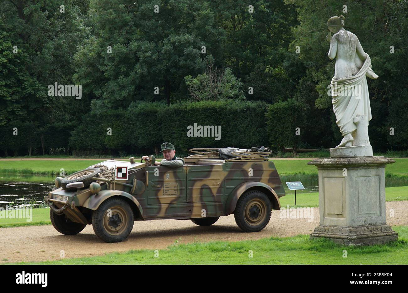 Deutscher Volkswagen Kubelwagen aus dem 2. Weltkrieg mit Fahrer in deutscher Uniform. Stockfoto