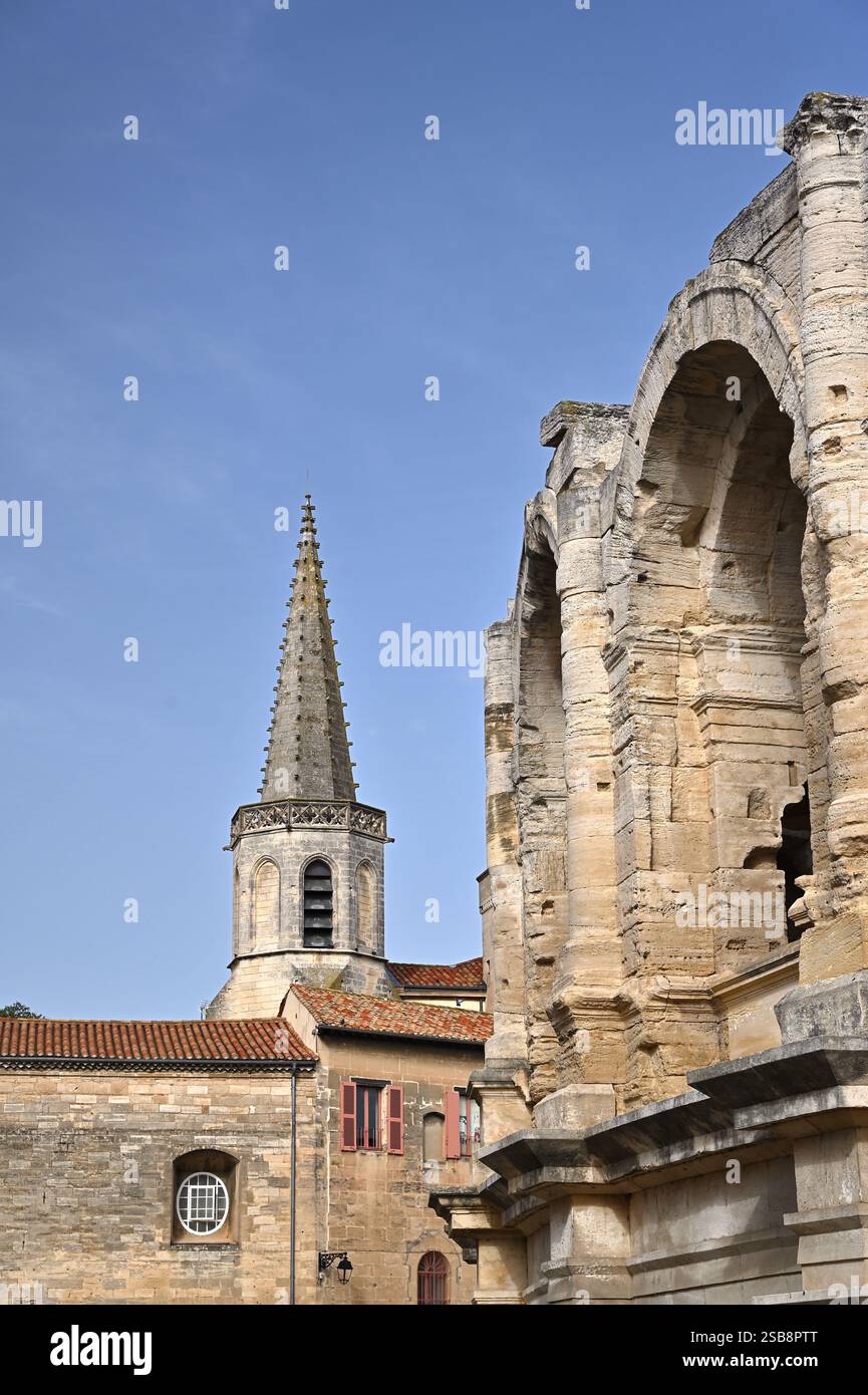 Römisches Amphitheater und Kloster der Cordeliers in Arles, Provence, Frankreich Stockfoto