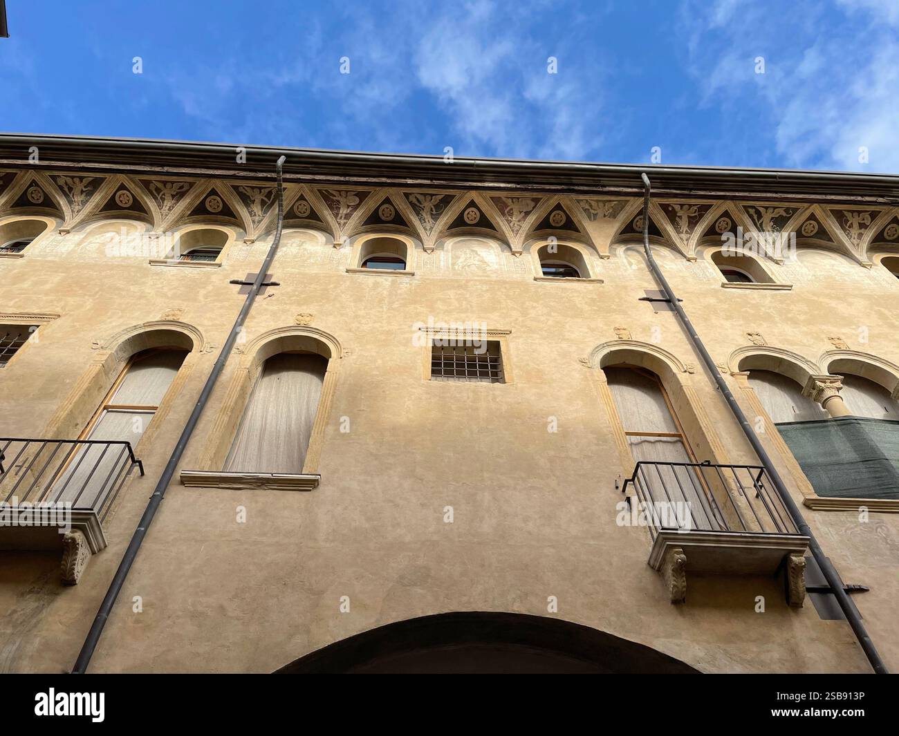Padua, Italien. Das Äußere des Palazzo Roccabonella aus dem 15. Jahrhundert. - Smartphone-aufgenommenes Stockfoto