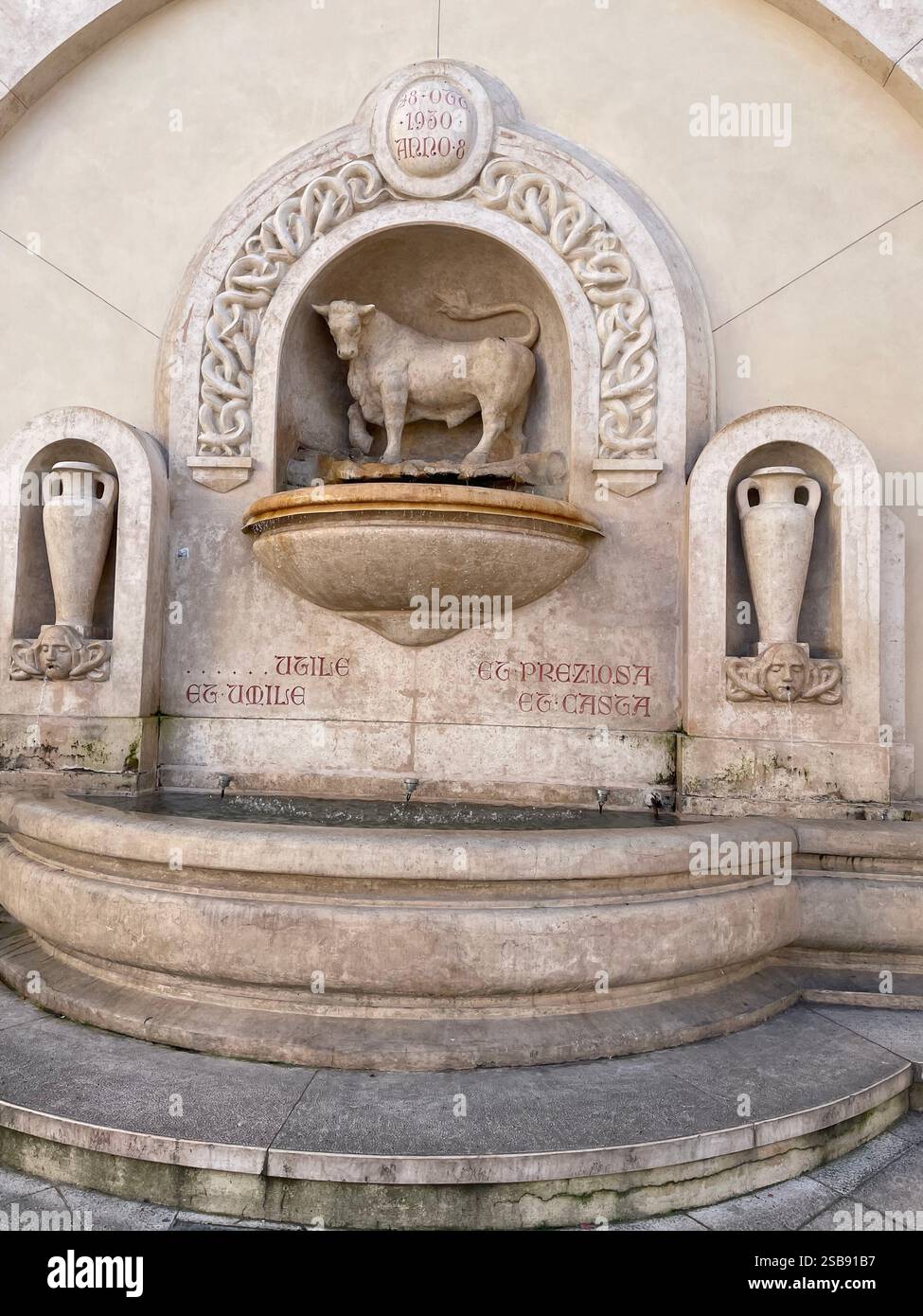 Nardò, Italien. Der Brunnen des Stiers auf der Piazza Salandra. - Smartphone-aufgenommenes Stockfoto