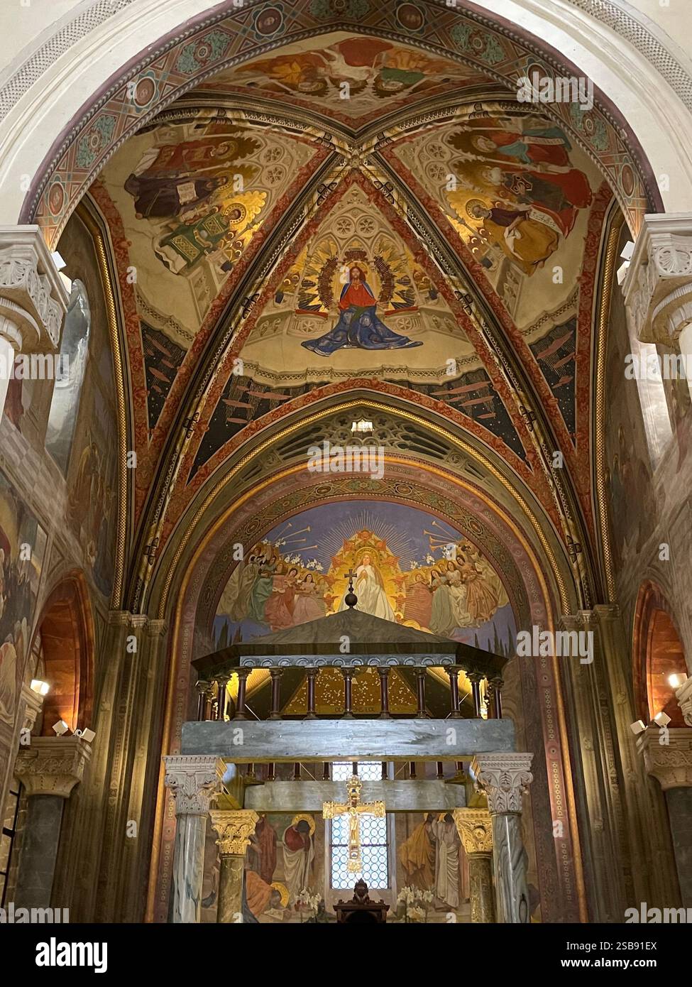 Nardò, Italien. Inneres der Basilika Cattedrale di Santa Maria Assunta/Kathedrale von Nardò. - Smartphone-aufgenommenes Stockfoto