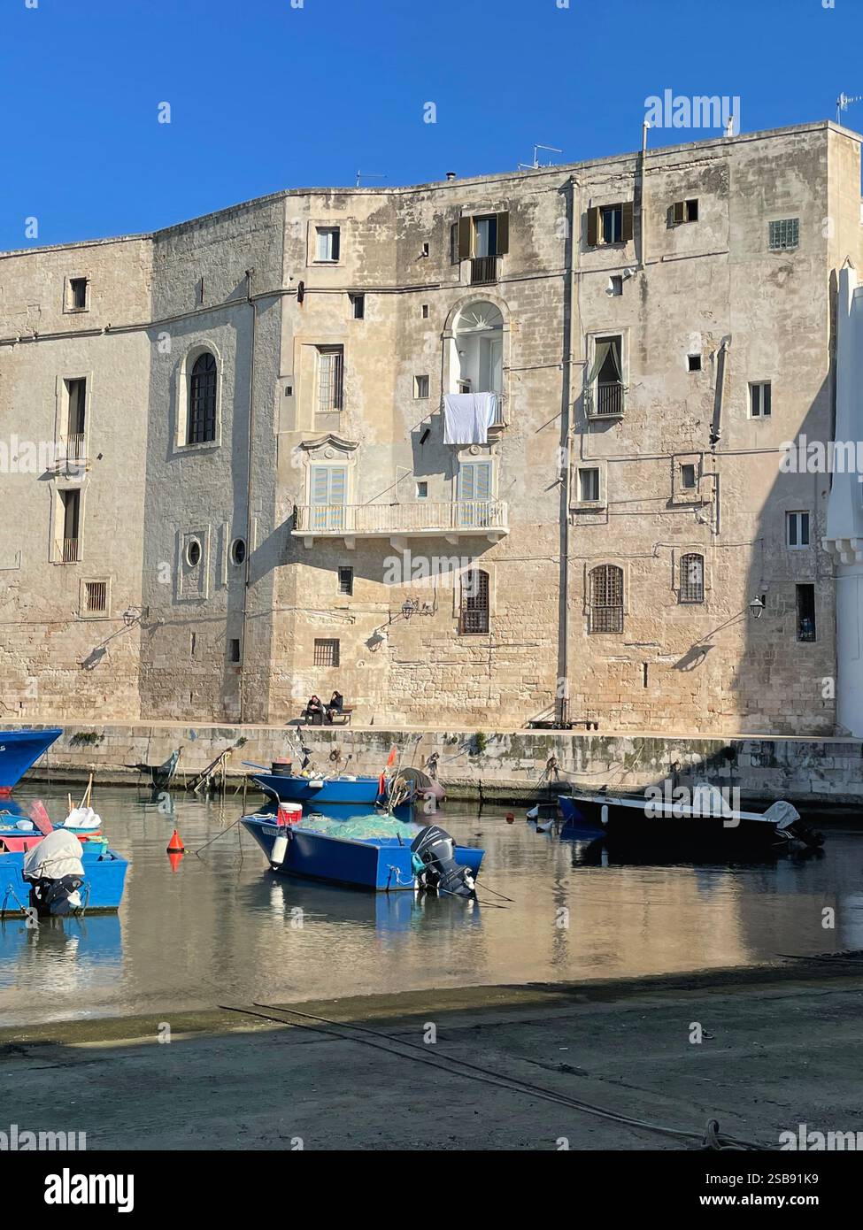 Blick auf das Porto Antico in Monopoli, Italien - Smartphone-aufgenommenes Stockfoto