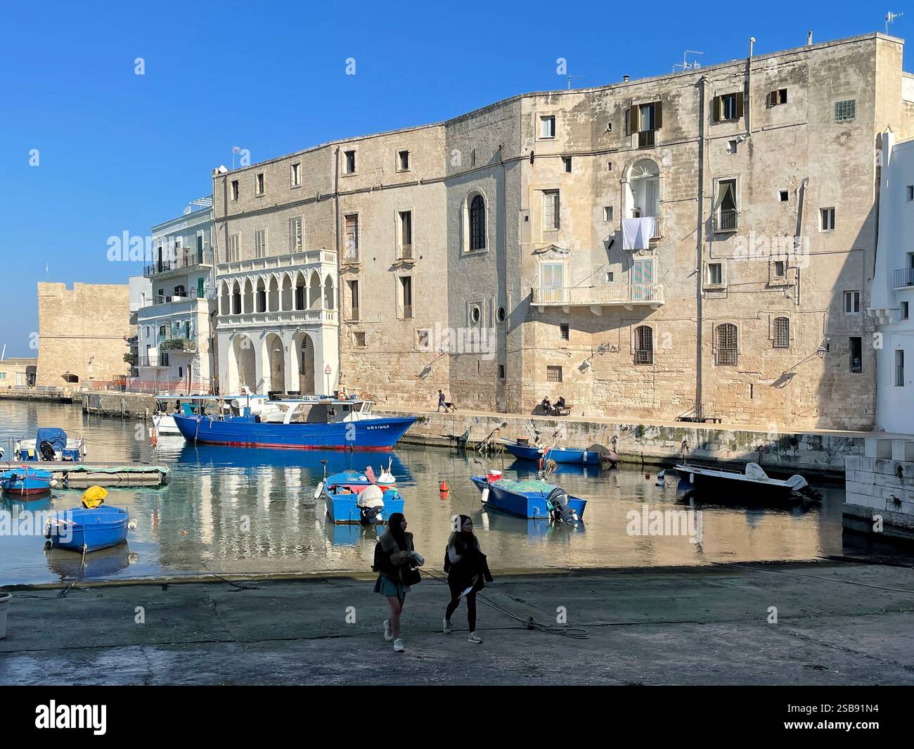 Blick auf das Porto Antico in Monopoli, Italien - Smartphone-aufgenommenes Stockfoto