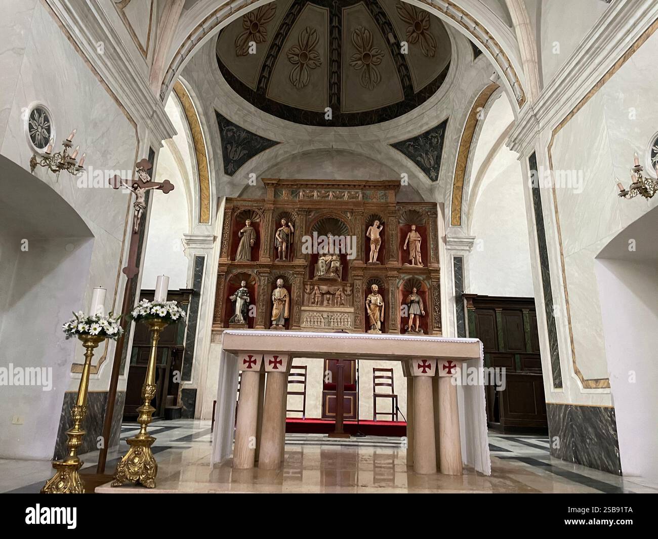 Noci, Italien. Das Innere der mittelalterlichen Kirche St. Maria und St. roch (Chiesa madre). Das Steinpolyptychon aus dem 15. Jahrhundert. - Smartphone-aufgenommenes Stockfoto