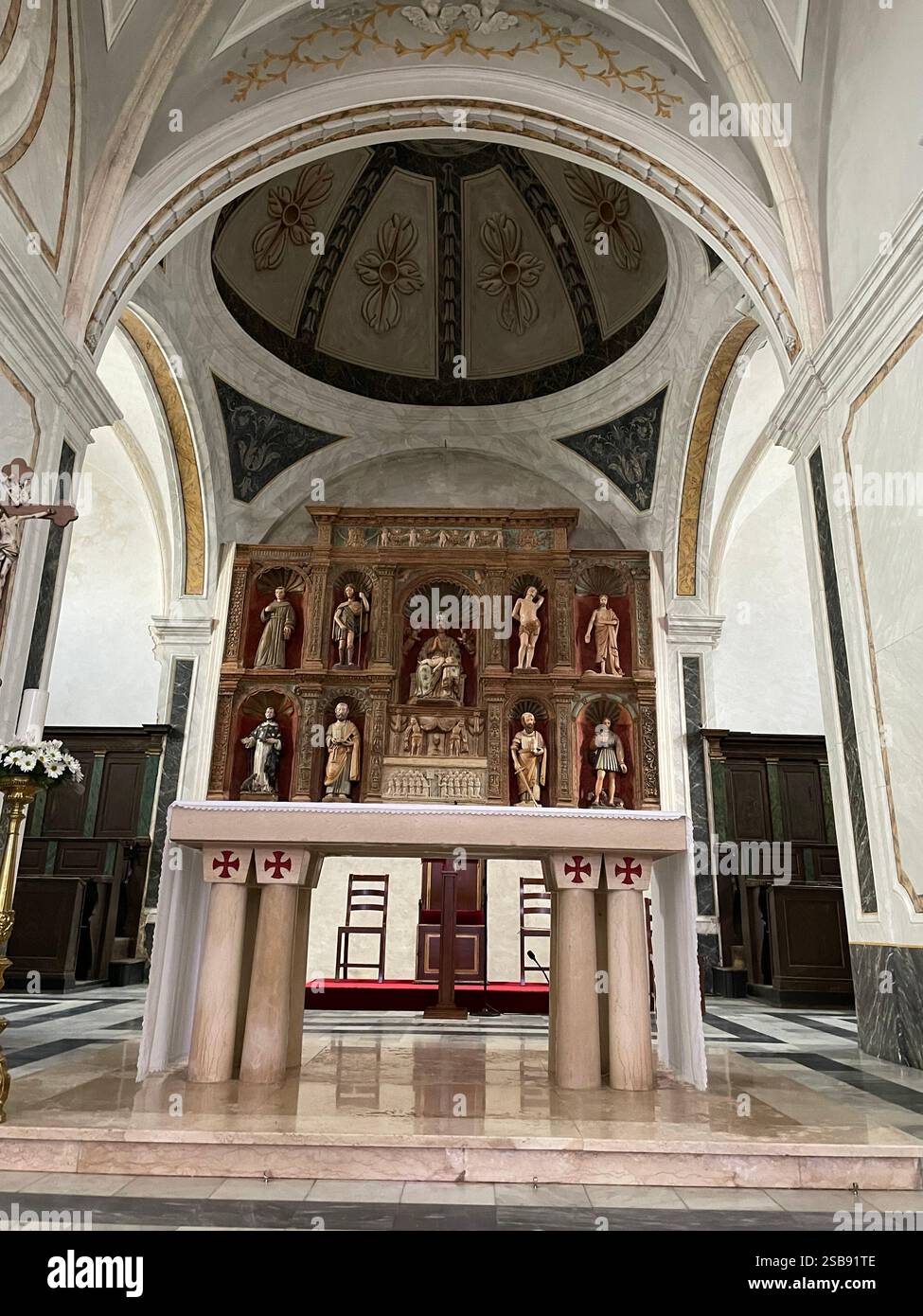 Noci, Italien. Das Innere der mittelalterlichen Kirche St. Maria und St. roch (Chiesa madre). Das Steinpolyptychon aus dem 15. Jahrhundert. - Smartphone-aufgenommenes Stockfoto