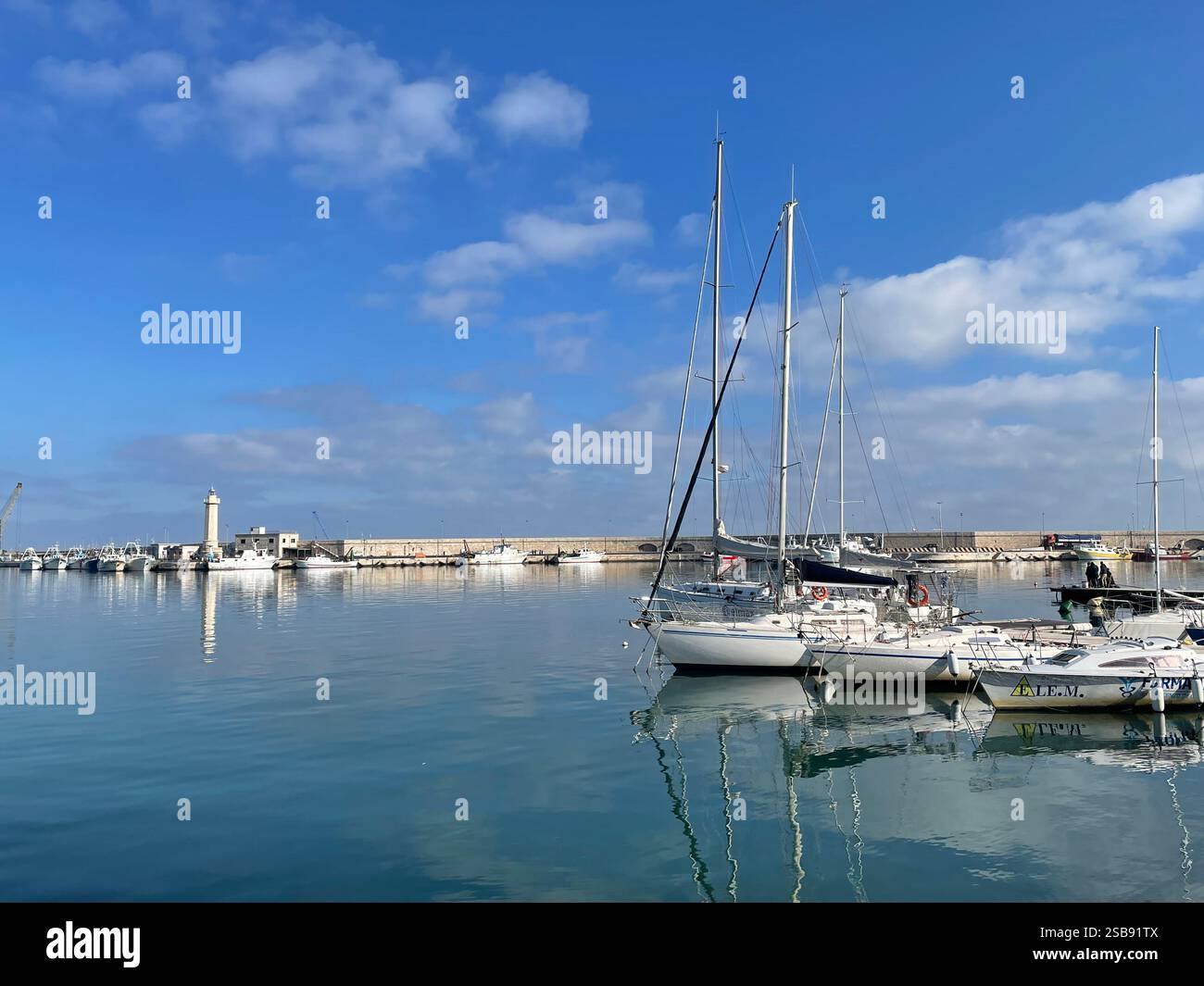Fischerboote im Hafen von Molfetta, Italien - Smartphone-aufgenommenes Stockfoto