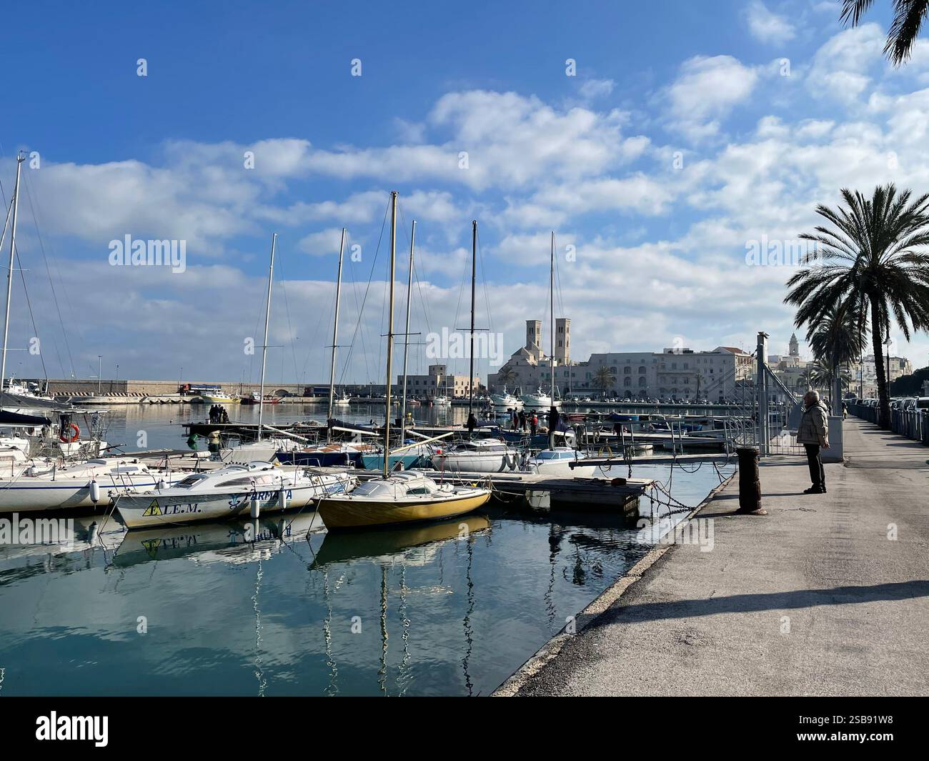 Fischerboote im Hafen von Molfetta, Italien - Smartphone-aufgenommenes Stockfoto