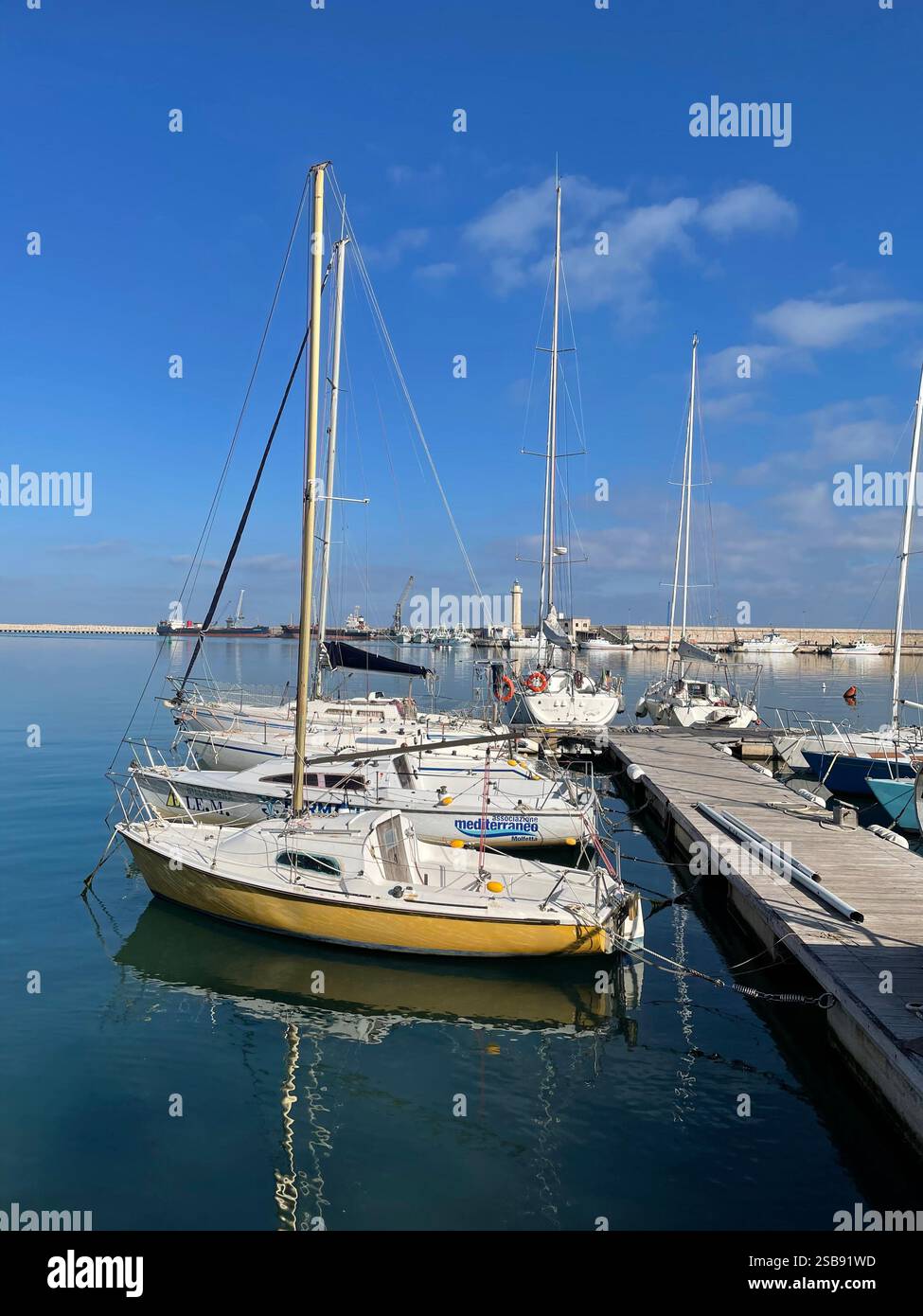Fischerboote im Hafen von Molfetta, Italien - Smartphone-aufgenommenes Stockfoto