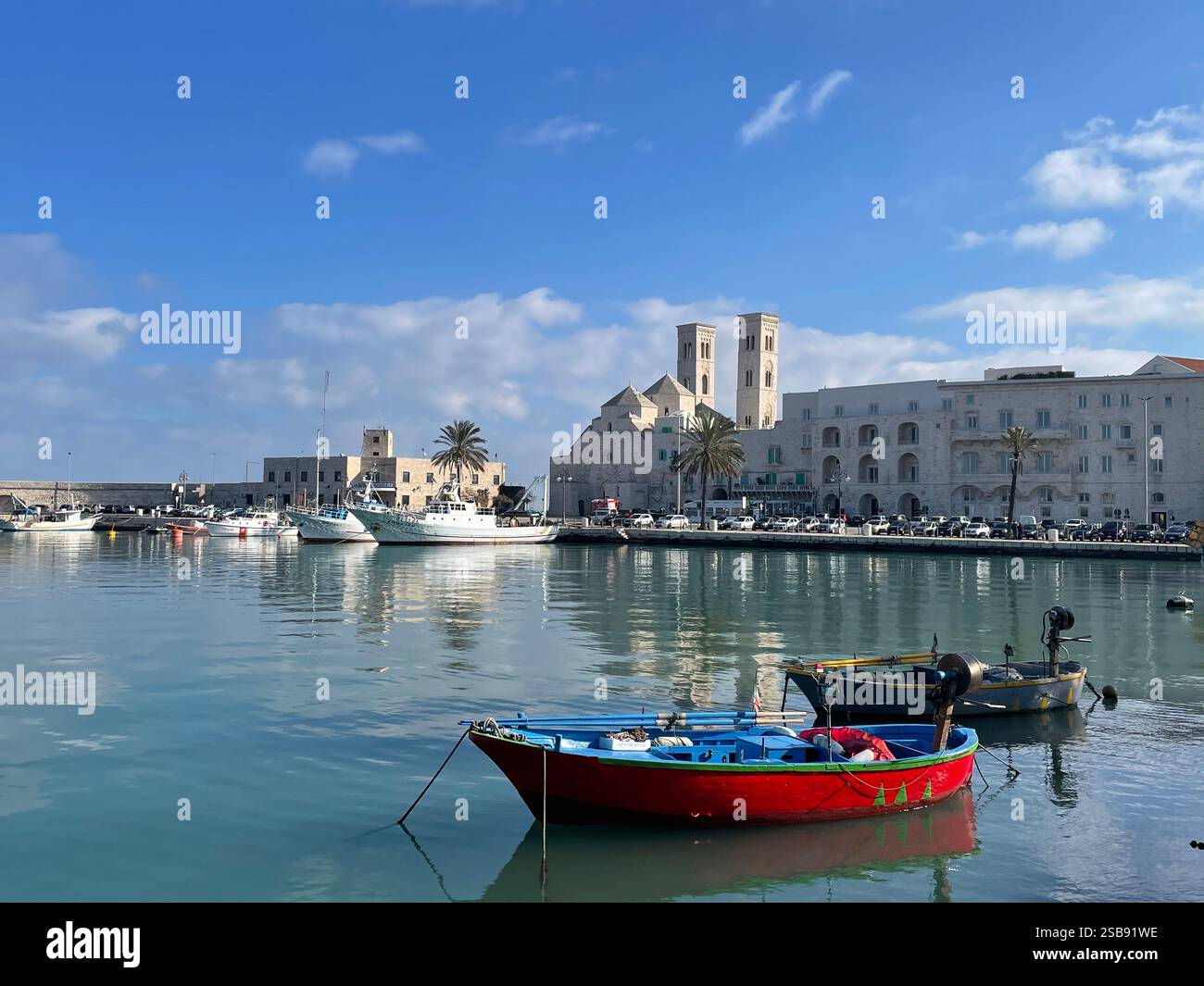Fischerboote im Hafen von Molfetta, Italien - Smartphone-aufgenommenes Stockfoto