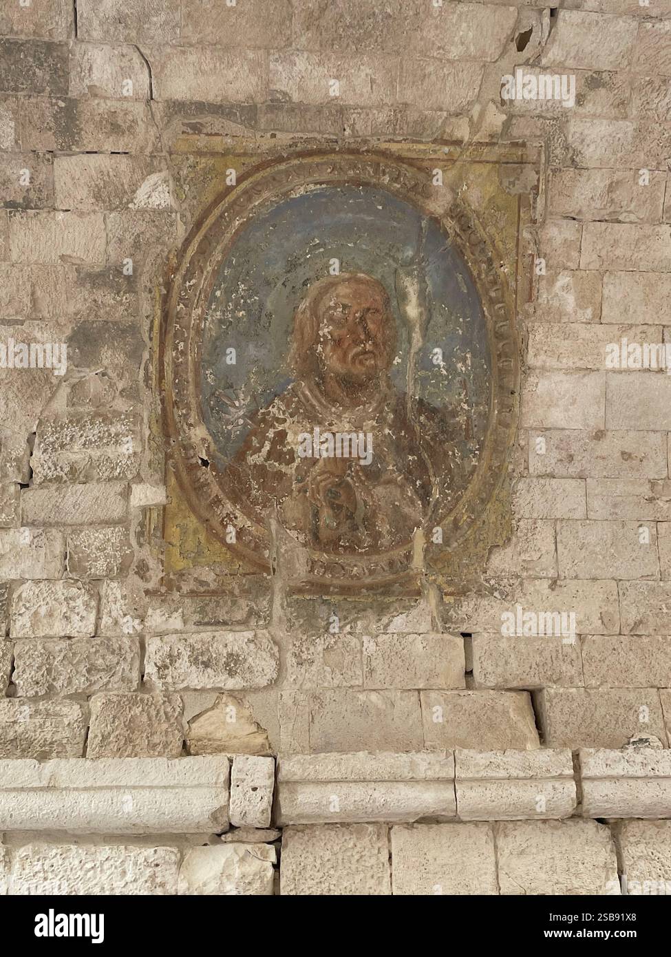 Alte architektonische Details auf den Straßen von Molfetta, Italien - Smartphone-aufgenommenes Stockfoto