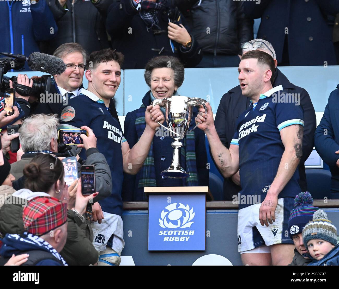 Scottish Gas Murrayfield Stadium. Edinburgh. Schottland, Großbritannien. , . Guinness Men's Six Nations Match Rugby Schottland gegen Italien Ihre Königliche Hoheit die Prinzessin Royal überreicht den Cuttitta Cup nach dem Sieg über Italien an die Scotlands Co-Kapitäne Rory Darge & Finn Russell . Quelle: eric mccowat/Alamy Live News Stockfoto