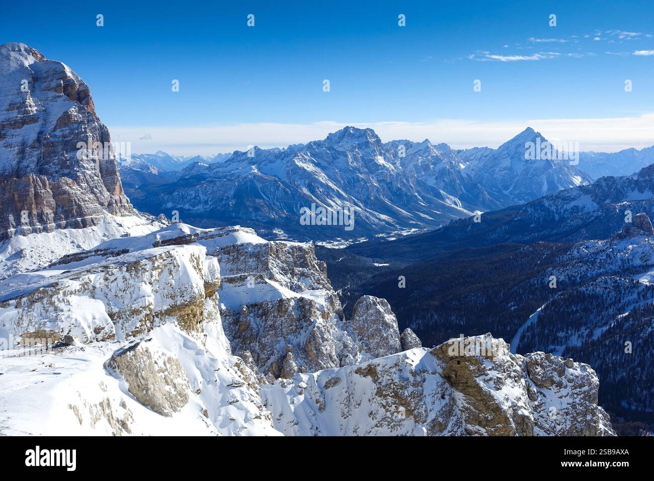 Berge bedeckt mit Eis und bewölktem Himmel Hintergrund Stockfoto