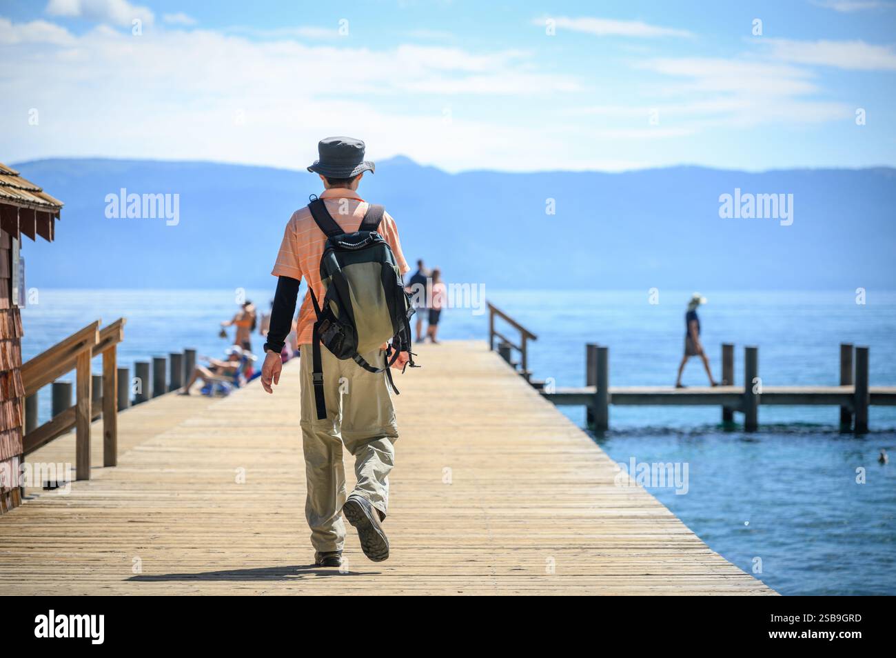 Mann, der auf dem Steg im Ed Z’berg Sugar Pine Point State Park läuft. Lake Tahoe. Kalifornien. Stockfoto