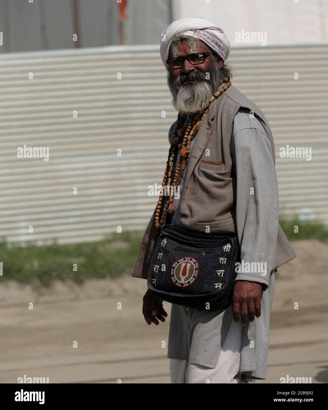 Ein Porträt eines älteren Mannes im Freien während Maha Kumbh Mela in Prayagraj, Indien im Januar 2025 Stockfoto