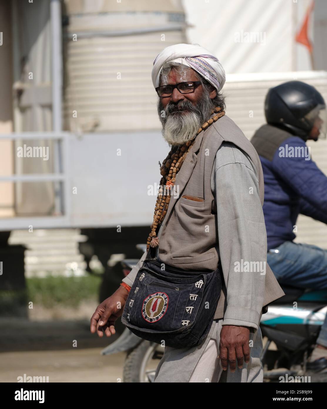 Ein Porträt eines älteren Mannes im Freien während Maha Kumbh Mela in Prayagraj, Indien im Januar 2025 Stockfoto