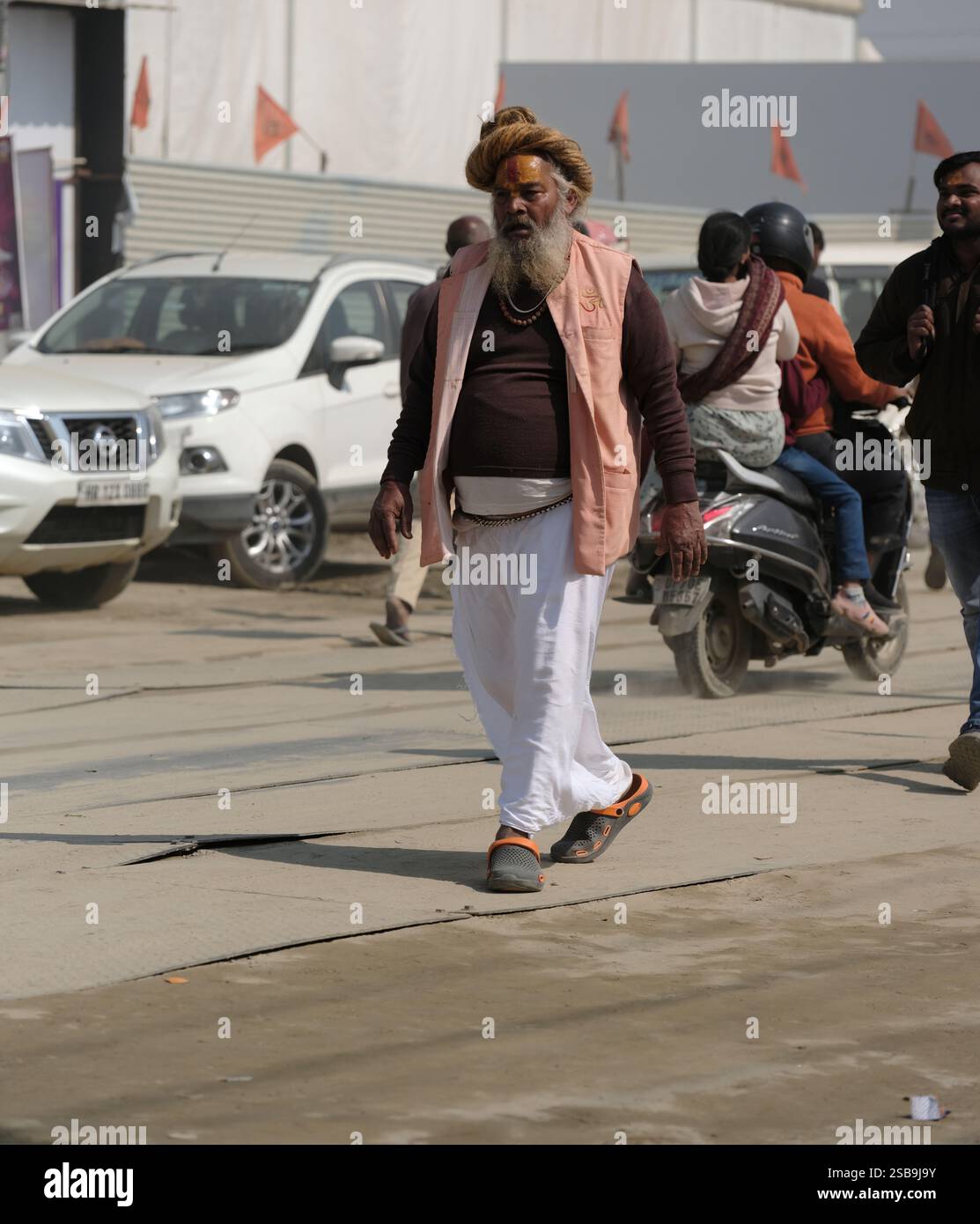 Ein Porträt eines älteren Mannes im Freien während Maha Kumbh Mela in Prayagraj, Indien im Januar 2025 Stockfoto