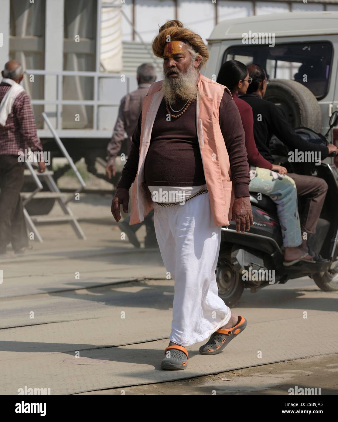 Ein Porträt eines älteren Mannes im Freien während Maha Kumbh Mela in Prayagraj, Indien im Januar 2025 Stockfoto
