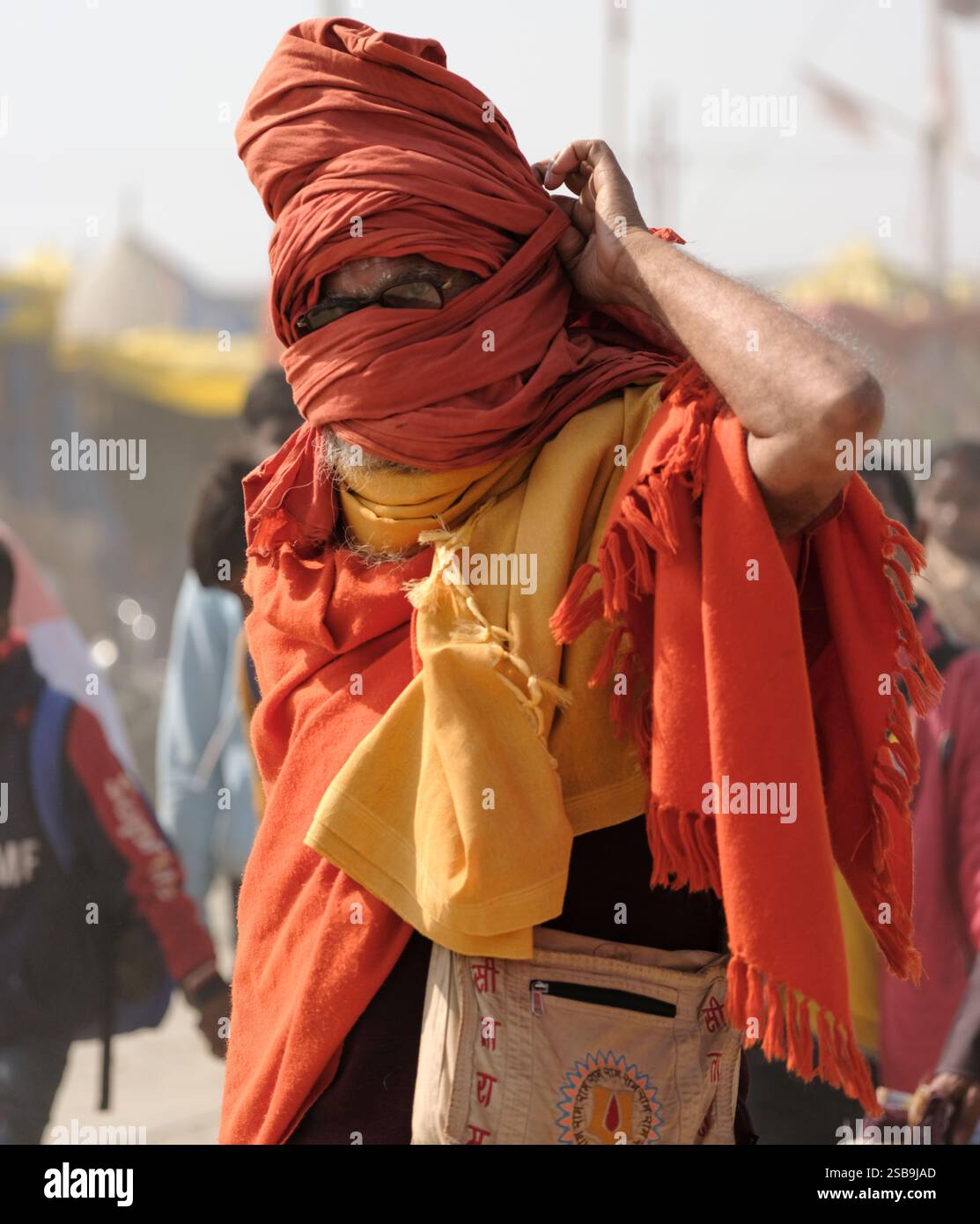 Ein Porträt eines Mannes in Brille, der draußen einen Turban trägt, während Maha Kumbh Mela in Prayagraj, Indien, im Januar 2025 Stockfoto
