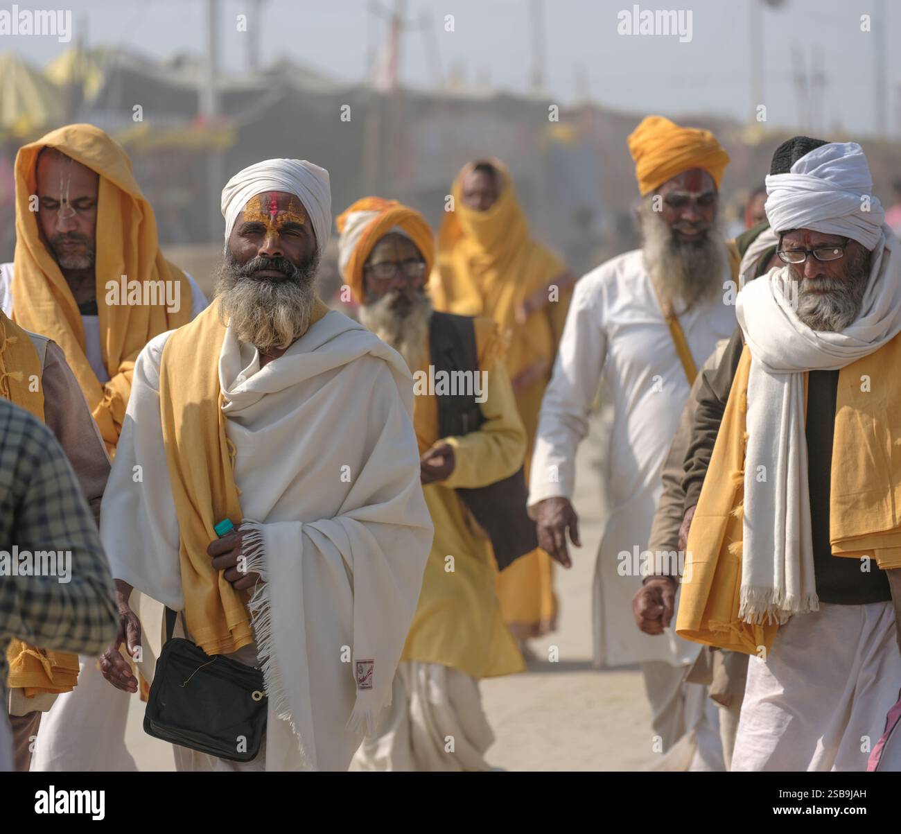 Porträt älterer Männer im Maha Kumbh Mela, einem lebendigen kulturellen Treffen, in traditioneller Kleidung Stockfoto