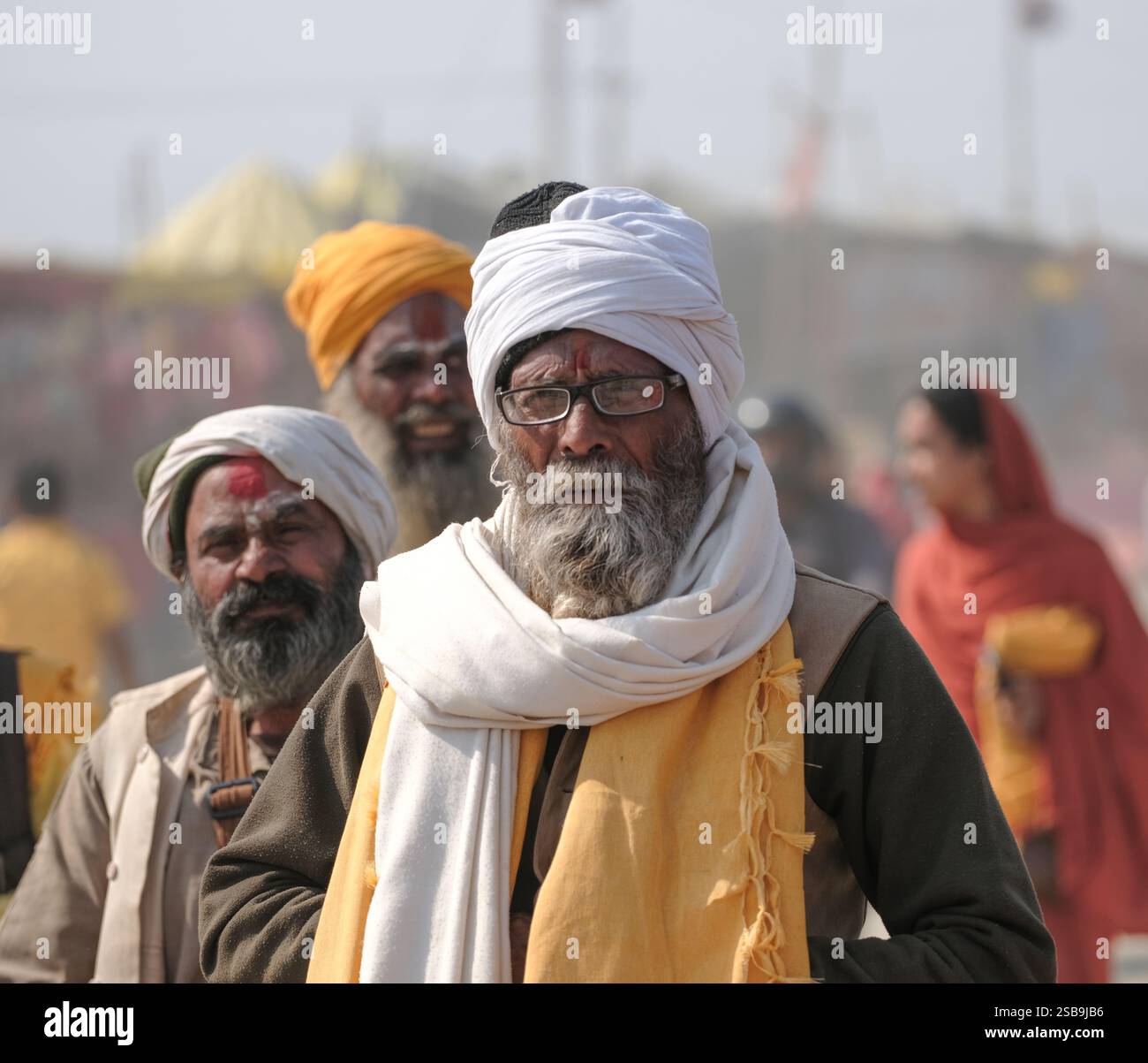 Porträt älterer Männer im Maha Kumbh Mela, einem lebendigen kulturellen Treffen, in traditioneller Kleidung Stockfoto