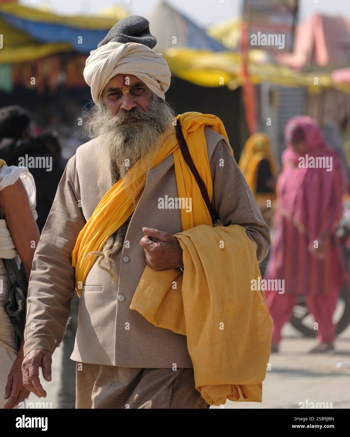 Porträt eines älteren Mannes im Maha Kumbh Mela, einem lebendigen kulturellen Treffen, in traditioneller Kleidung Stockfoto