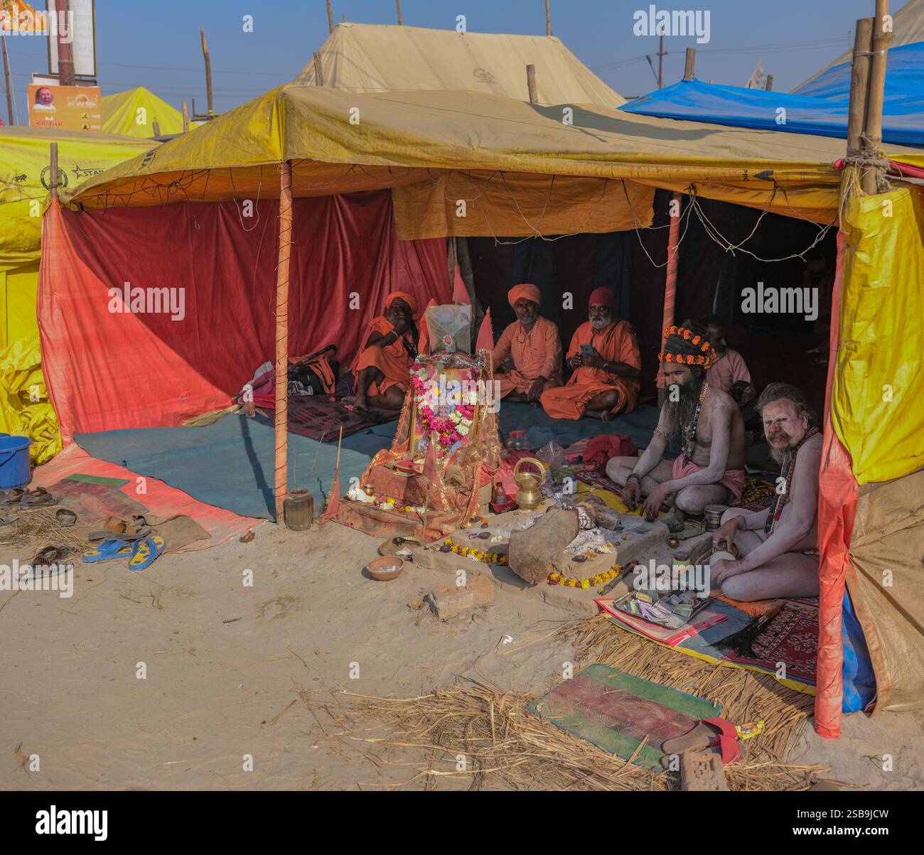 Traditionelle asketische Zeremonie mit Naga Sadhu entfaltet sich in einer ruhigen spirituellen, hingebungsvollen Umgebung Stockfoto