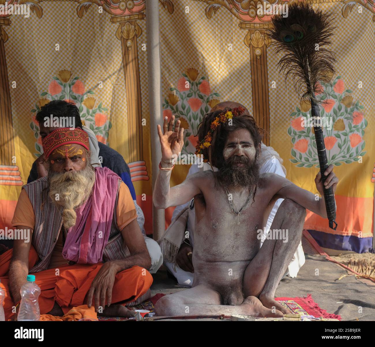 Traditionelle asketische Zeremonie mit Naga Sadhu entfaltet sich in einer ruhigen spirituellen, hingebungsvollen Umgebung Stockfoto