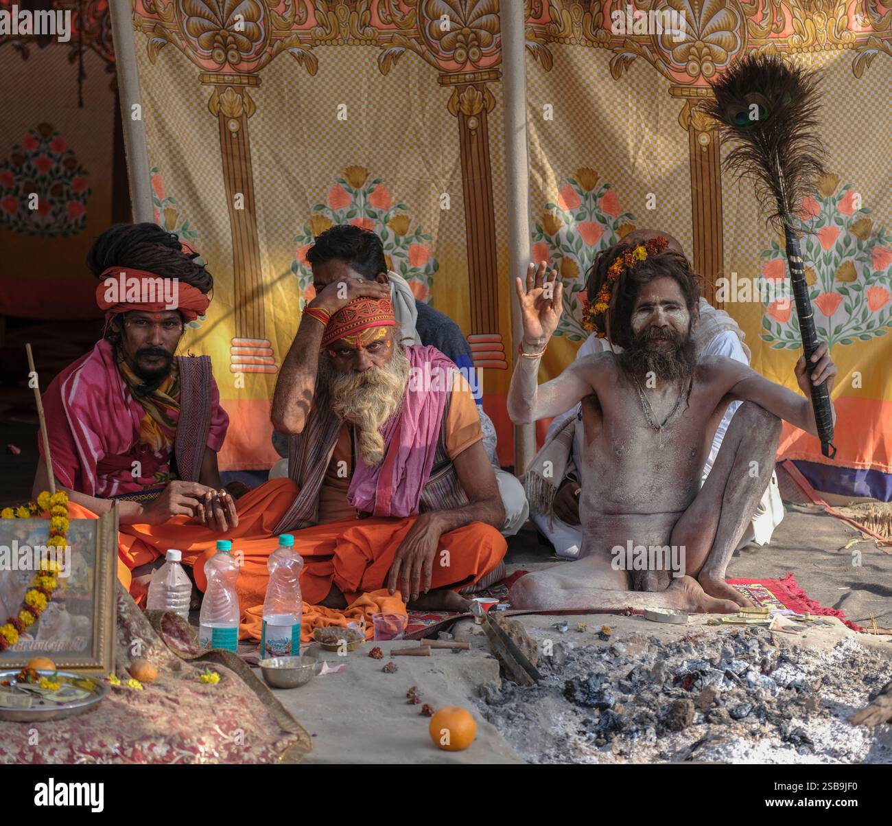 Traditionelle asketische Zeremonie mit Naga Sadhu entfaltet sich in einer ruhigen spirituellen, hingebungsvollen Umgebung Stockfoto