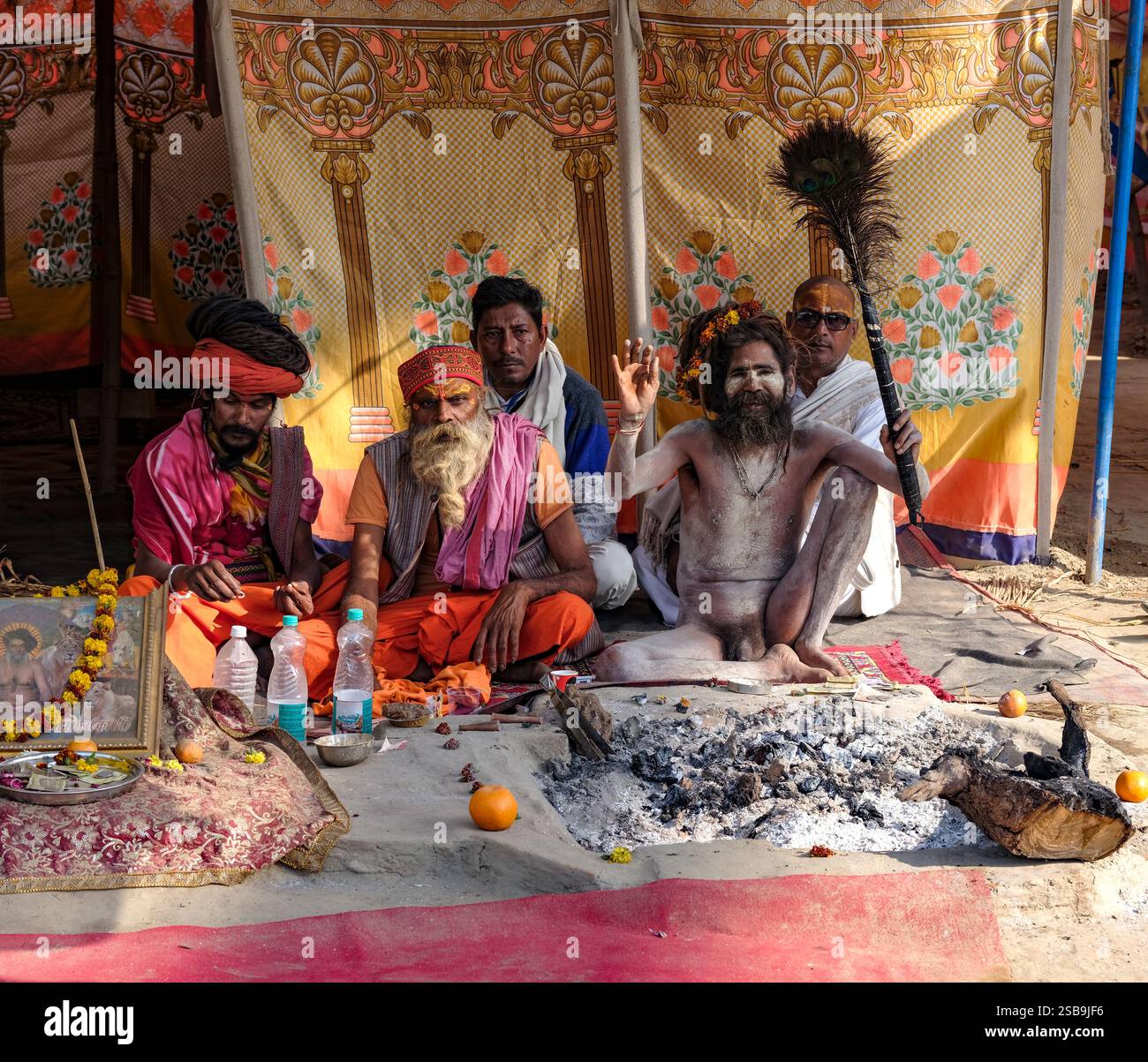 Traditionelle asketische Zeremonie mit Naga Sadhu entfaltet sich in einer ruhigen spirituellen, hingebungsvollen Umgebung Stockfoto