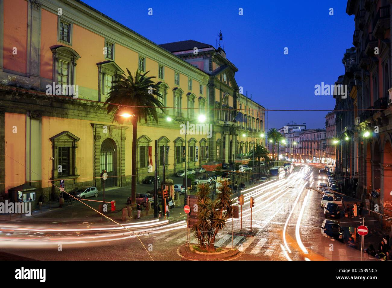 Nächtlicher Blick auf den MANN - Nationalen Archäologischen Museum von Neapel von der Via Pessina Stockfoto