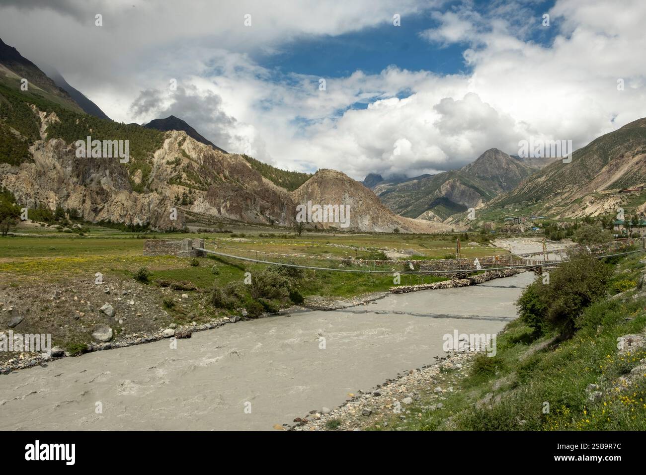 Die Hängebrücke über den Marsyangdi River bietet einen atemberaubenden Blick auf die Berge auf der Wanderung zwischen Braga und Manang, einem Höhepunkt des Annapurna Circuit. Stockfoto