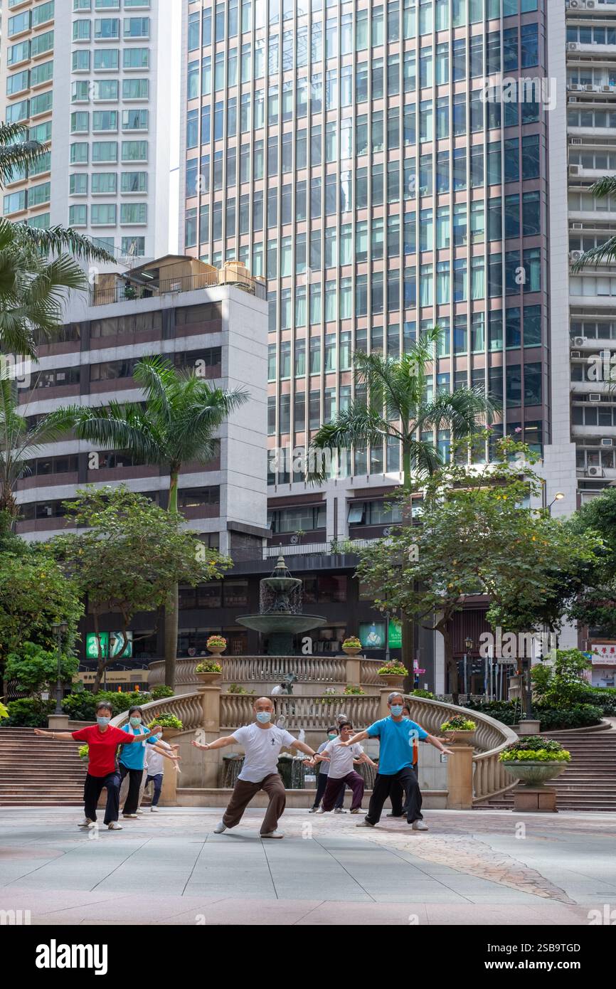 Die morgendliche Tai Chi-Praxis in der Nähe des Cosco Tower in Sheung Wan vereint Körper und Geist inmitten der geschäftigen Stadt Stockfoto Die morgendliche Tai Chi-Praxis in der Nähe des Cosco Tower in Sheung Wan vereint Körper und Geist inmitten der geschäftigen Stadt Stockfoto