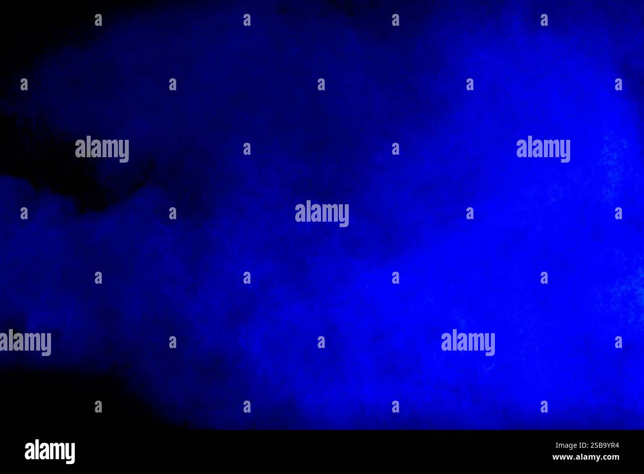 Blaue Rauchwolke schwebt in der Luft Stockfoto