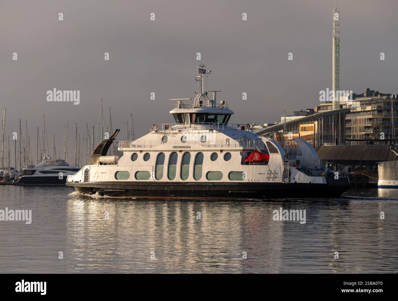 Oslo, Norwegen. Februar 2025. Die Fähre 'Dronningen' fährt durch den Hafen zum nächsten Halt in Ruten. Quelle: Soeren Stache/dpa/Alamy Live News Stockfoto
