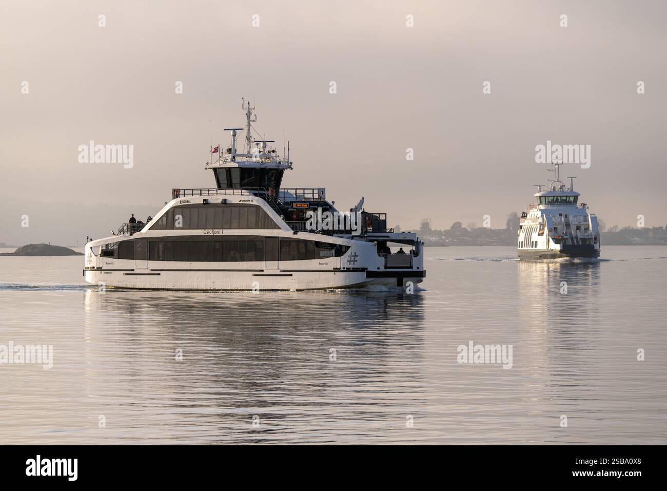 Oslo, Norwegen. Februar 2025. Die Fähren 'Oslofjord I' (l) und 'Prinsen' fahren durch den Hafen zum nächsten Halt in Ruten. Quelle: Soeren Stache/dpa/Alamy Live News Stockfoto