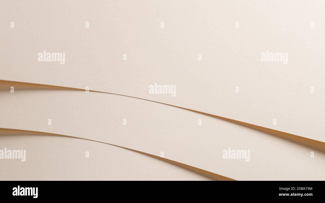 Ein beigefarbener Papierhintergrund mit einer weichen, glatten Textur und einer raffinierten, matten Oberfläche. Der sanfte und neutrale Ton in Kombination mit einem subtilen Verlauf sorgt für eine angenehme Atmosphäre Stockfoto