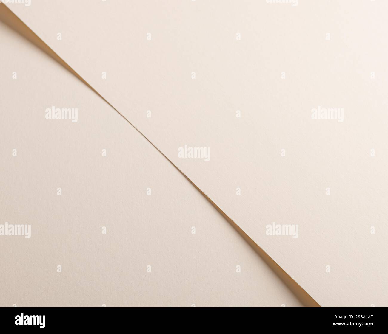 Ein beigefarbener Papierhintergrund mit einer weichen, dezenten Textur und einem einheitlichen, neutralen Ton. Seine zarte und glatte Oberfläche strahlt einen raffinierten, modernen Eleganen aus Stockfoto