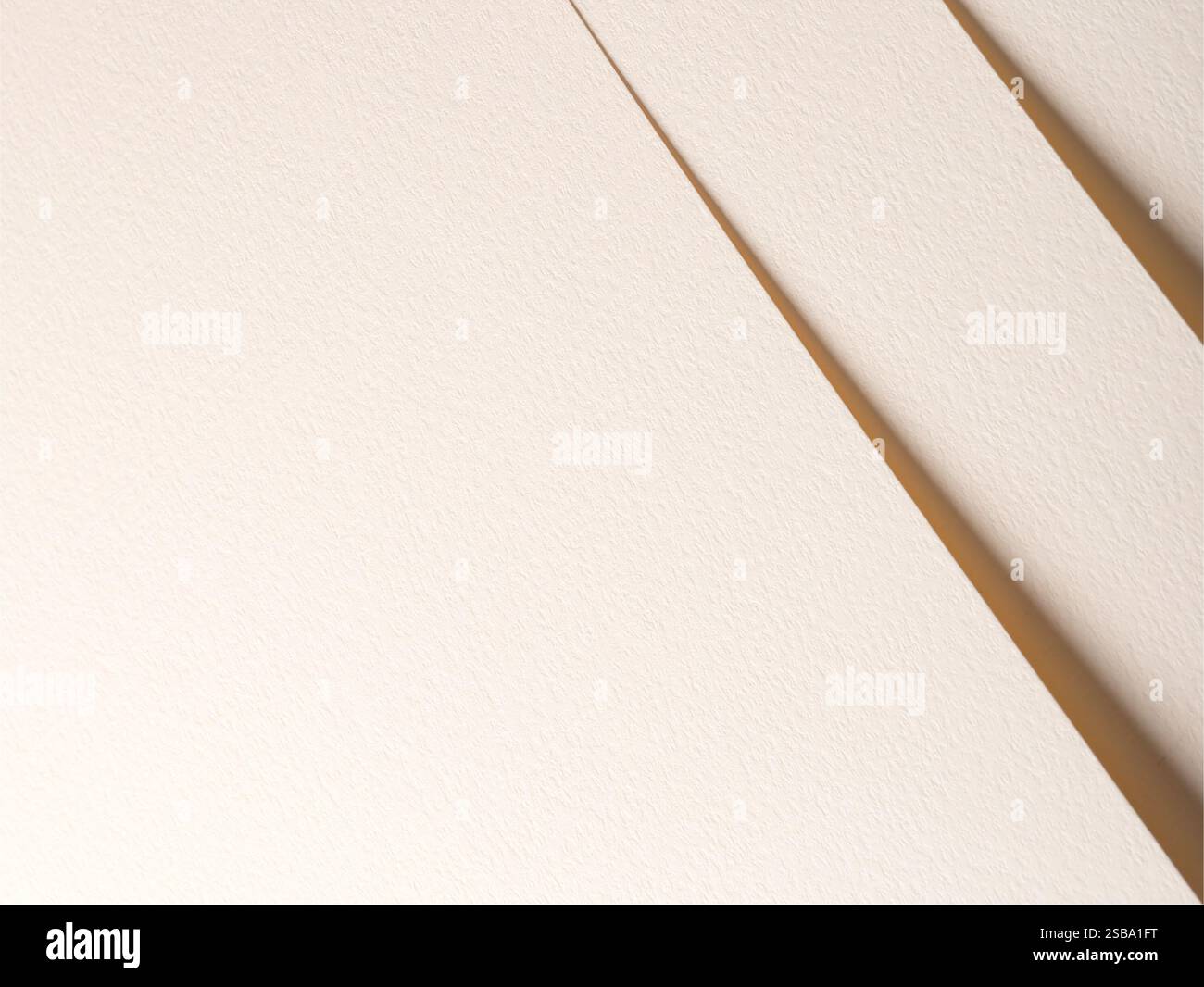 Ein strukturierter beigefarbener Papierhintergrund mit überlappenden Kanten und weichen Schatten, der Tiefe und Dimension schafft. Das minimalistische und abstrakte Design spiegelt sich wider Stockfoto