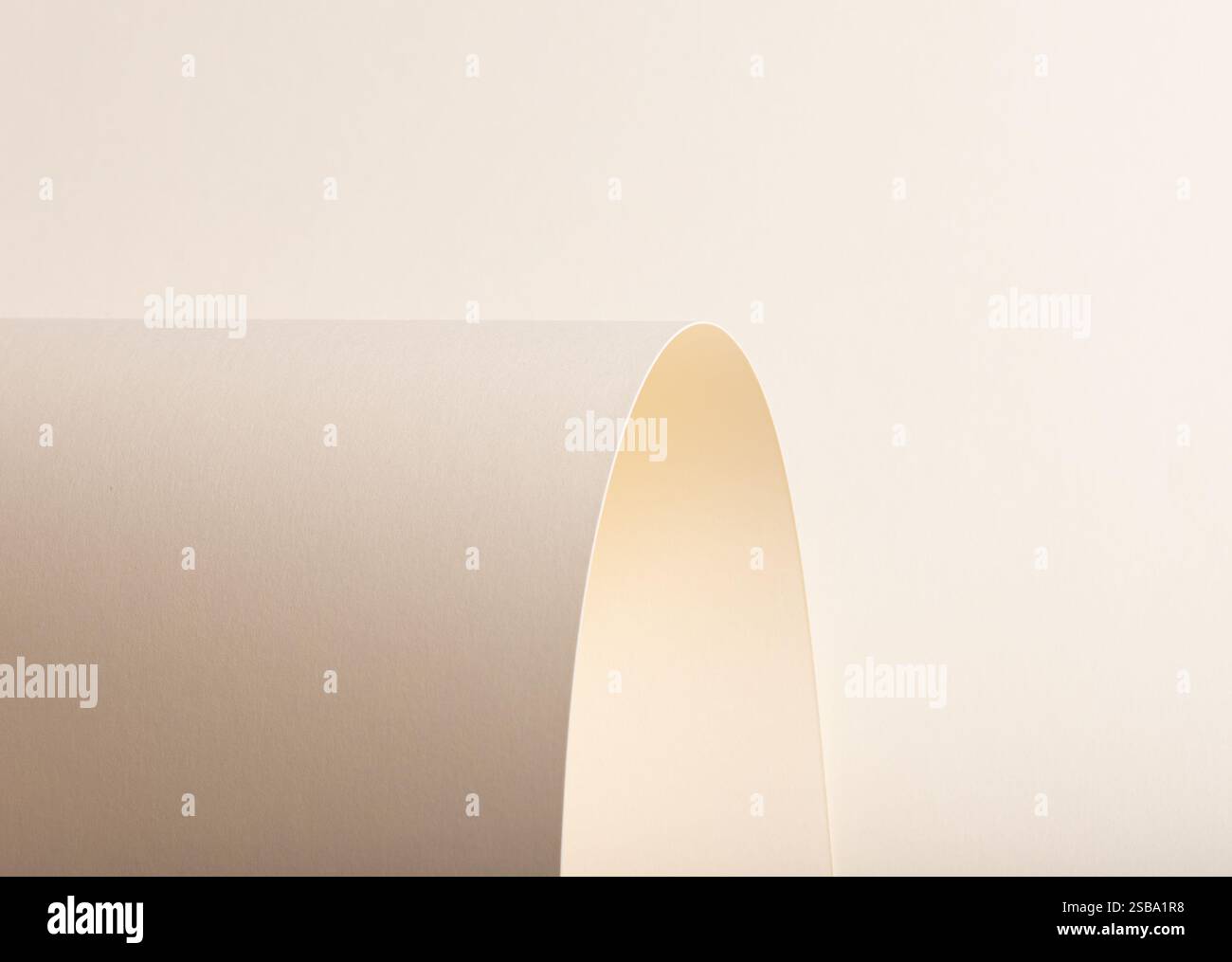 Beigefarbener Papierhintergrund mit einer glatten, geschwungenen Textur und einem warmen, anmutigen Aussehen. Mit einem raffinierten, neutralen Ton mit einem weichen, fließenden Effekt, t Stockfoto