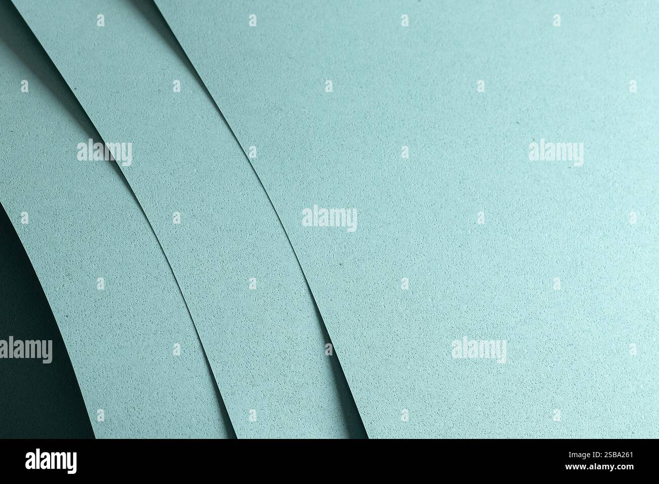 Blaue Papierstruktur mit Lochmuster, weichen Pastelltönen und mattem Finish. Das neutrale und minimalistische Design unterstreicht einen Stockfoto